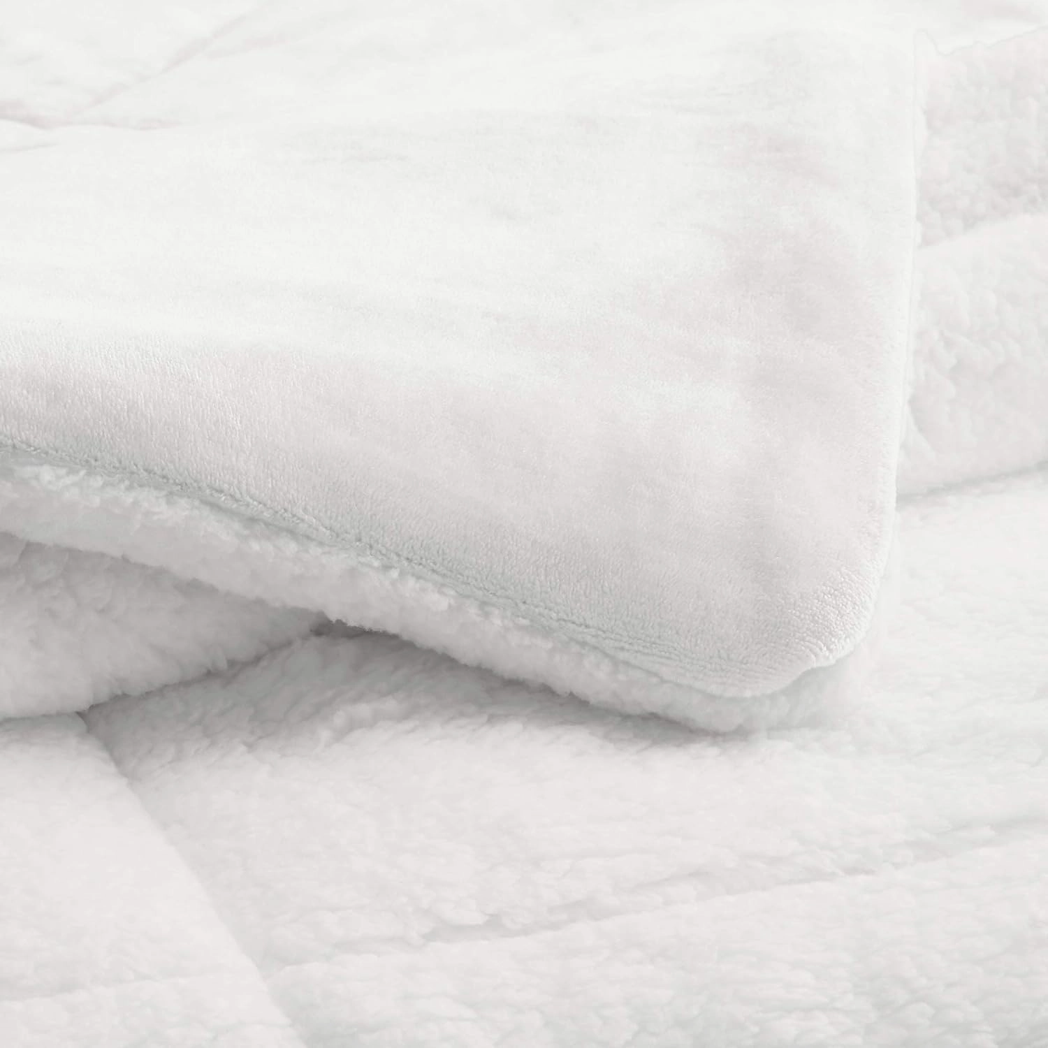 Amazon Basics 3 Piece Bedding Set, Micromink Sherpa, Ultra-Soft, Warm All Season Comforter, Full/Queen, Cream, Solid