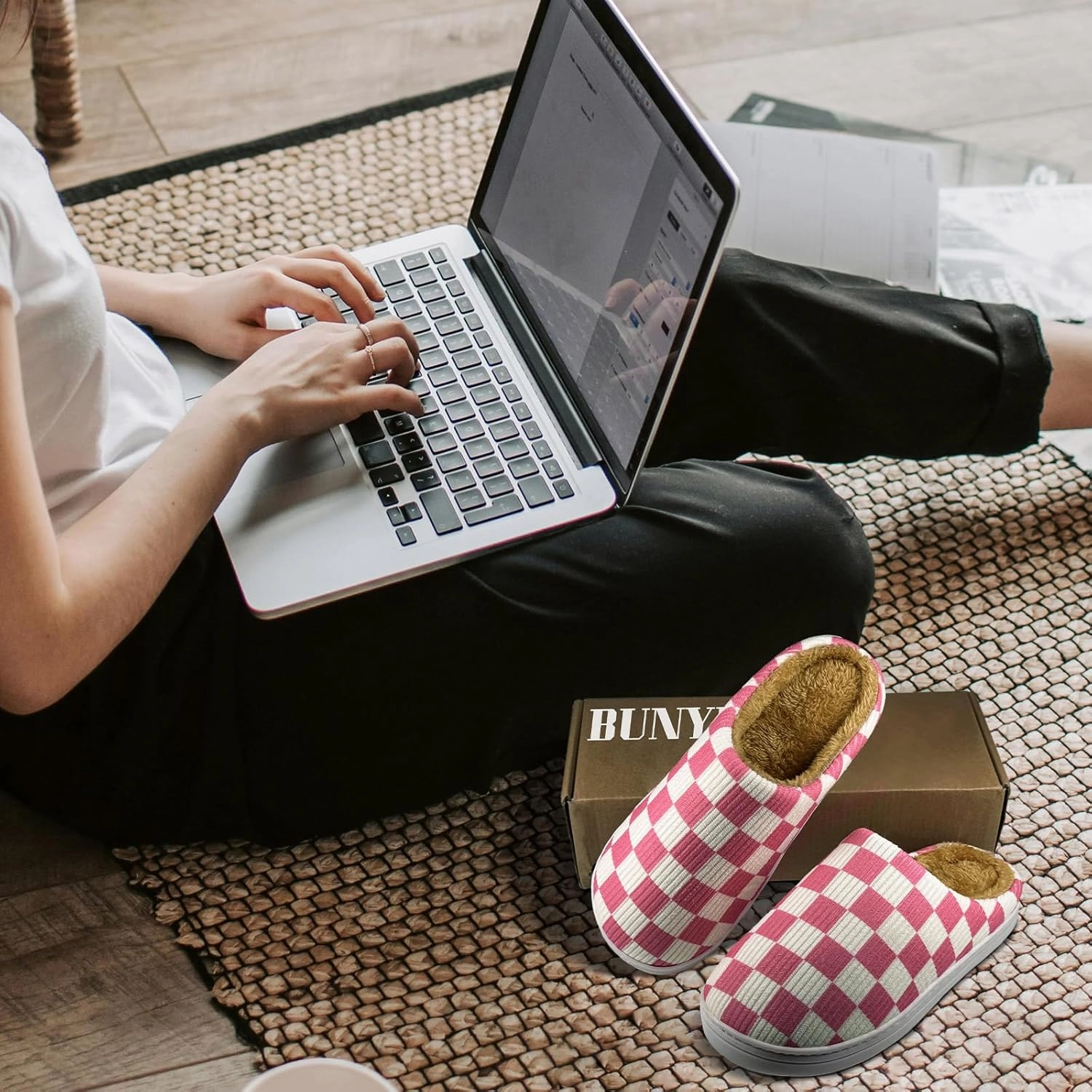 Checkered Memory Foam Slippers - Women's & Men's Soft Warm Bedroom House Slippers with Faux Fur Lining - Indoor/Outdoor - Pink, White, Black - Size 8/9