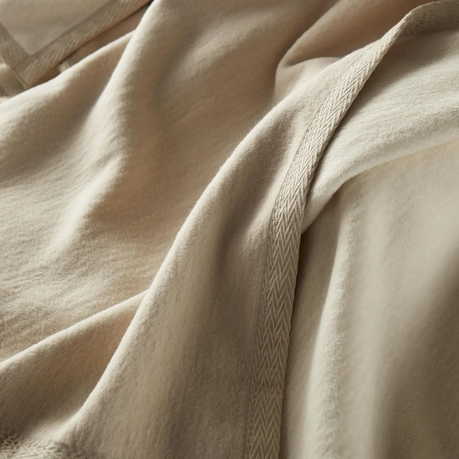 Peacock Alley Favorite Luxury Reversible Cotton Blanket for Year Around Use - 100% Long Staple Cotton, Imported from Portugal - Full/Queen, White