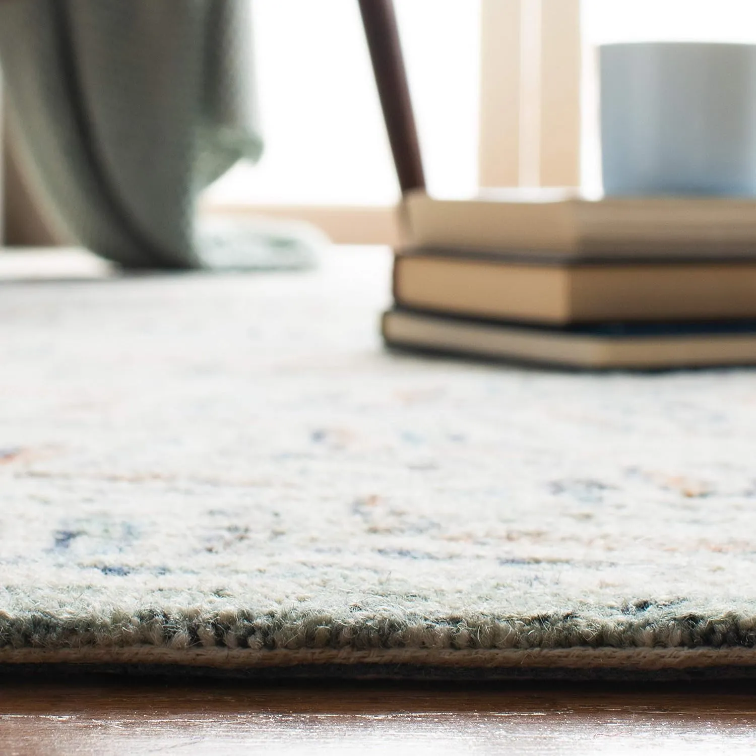 SAFAVIEH Capri Collection Area Rug - 9' x 12', Ivory & Blue, Handmade Wool, Ideal for High Traffic Areas in Living Room, Bedroom (CPR208A)