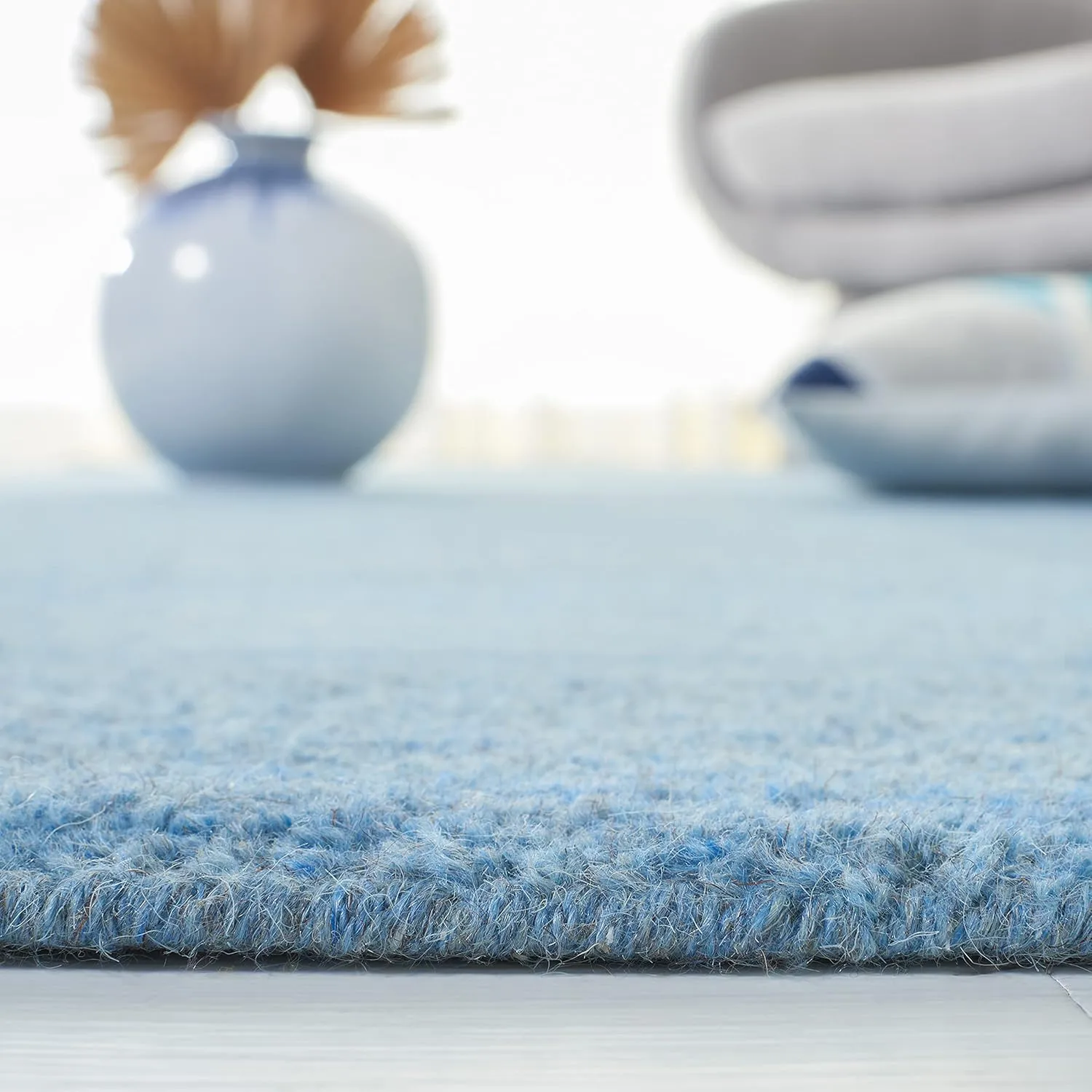 SAFAVIEH Himalaya Collection Accent Rug - 2' x 3', Blue, Handmade Wool, Ideal for High Traffic Areas in Entryway, Living Room, Bedroom (HIM610D)
