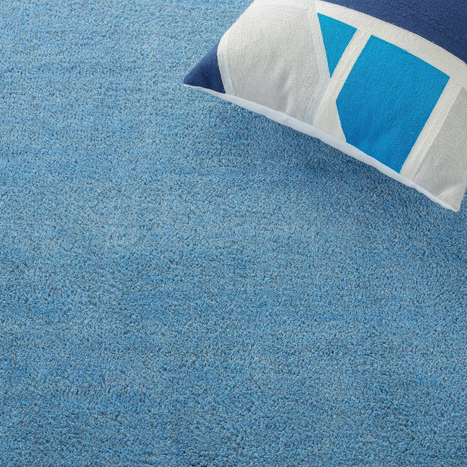 SAFAVIEH Himalaya Collection Accent Rug - 2' x 3', Blue, Handmade Wool, Ideal for High Traffic Areas in Entryway, Living Room, Bedroom (HIM610D)