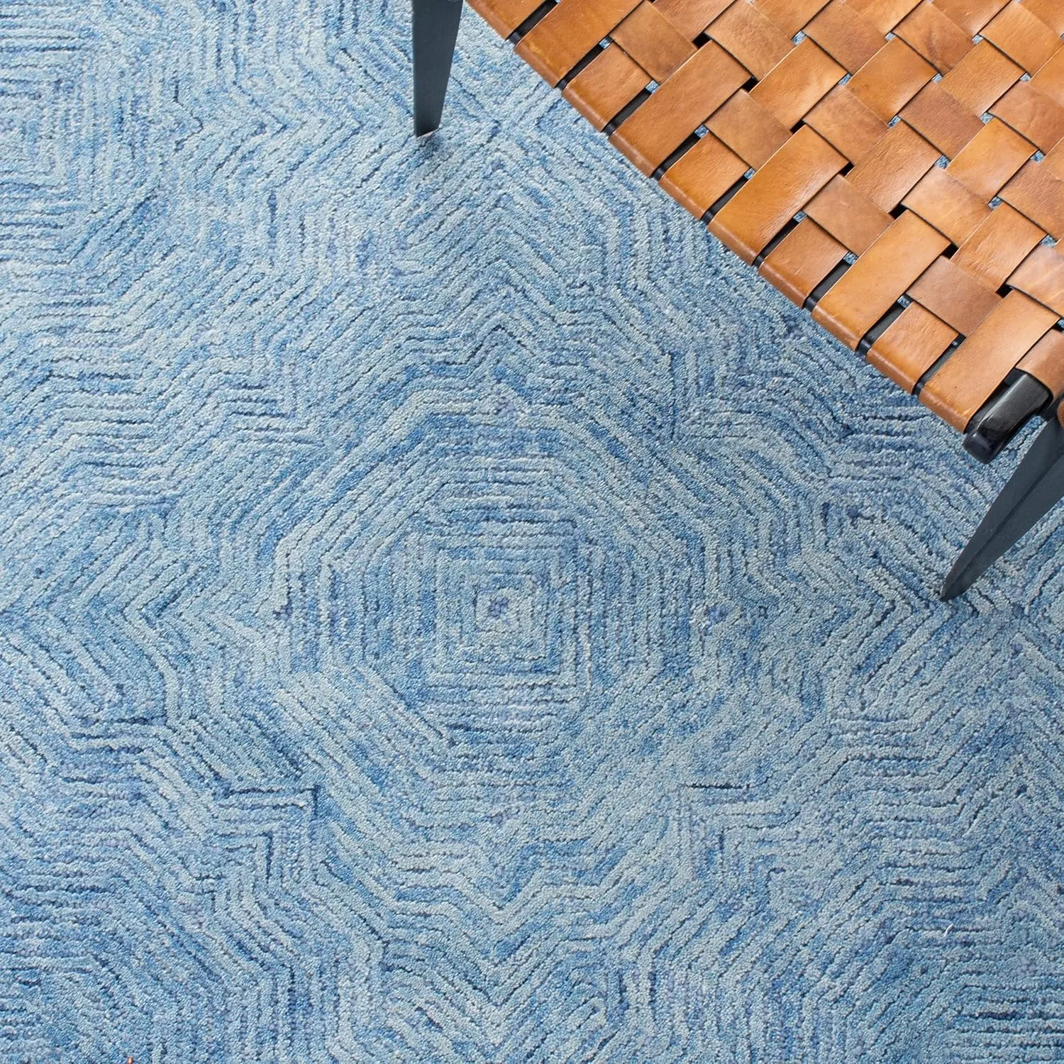 SAFAVIEH Ikat Collection Area Rug - 9' x 12', Blue, Handmade Wool, Ideal for High Traffic Areas in Living Room, Bedroom (IKT506M)