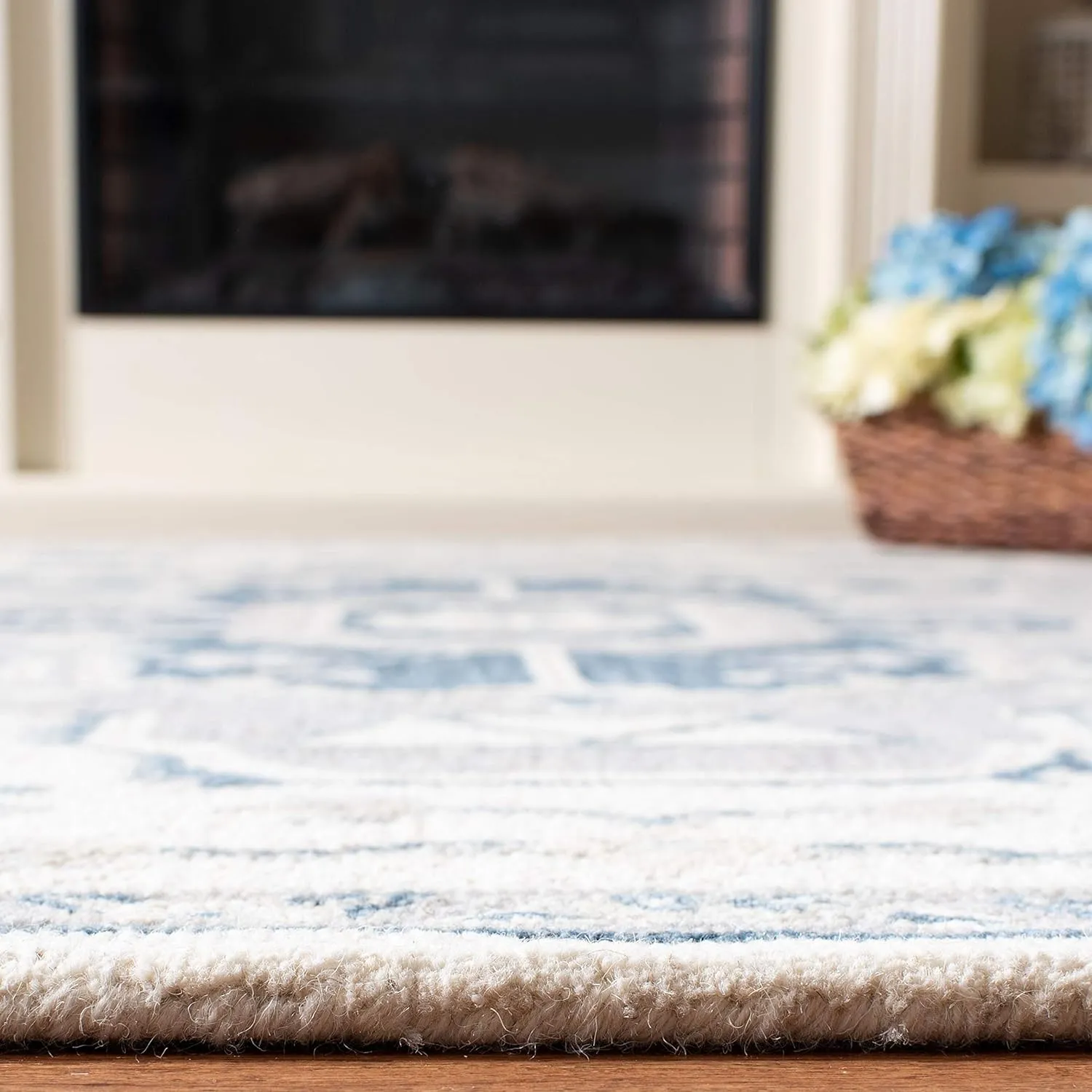 SAFAVIEH Micro-Loop Collection Runner Rug - 2'3" x 7', Ivory & Navy, Handmade Shabby Chic Medallion Wool, Ideal for High Traffic Areas in Living Room, Bedroom (MLP503L)