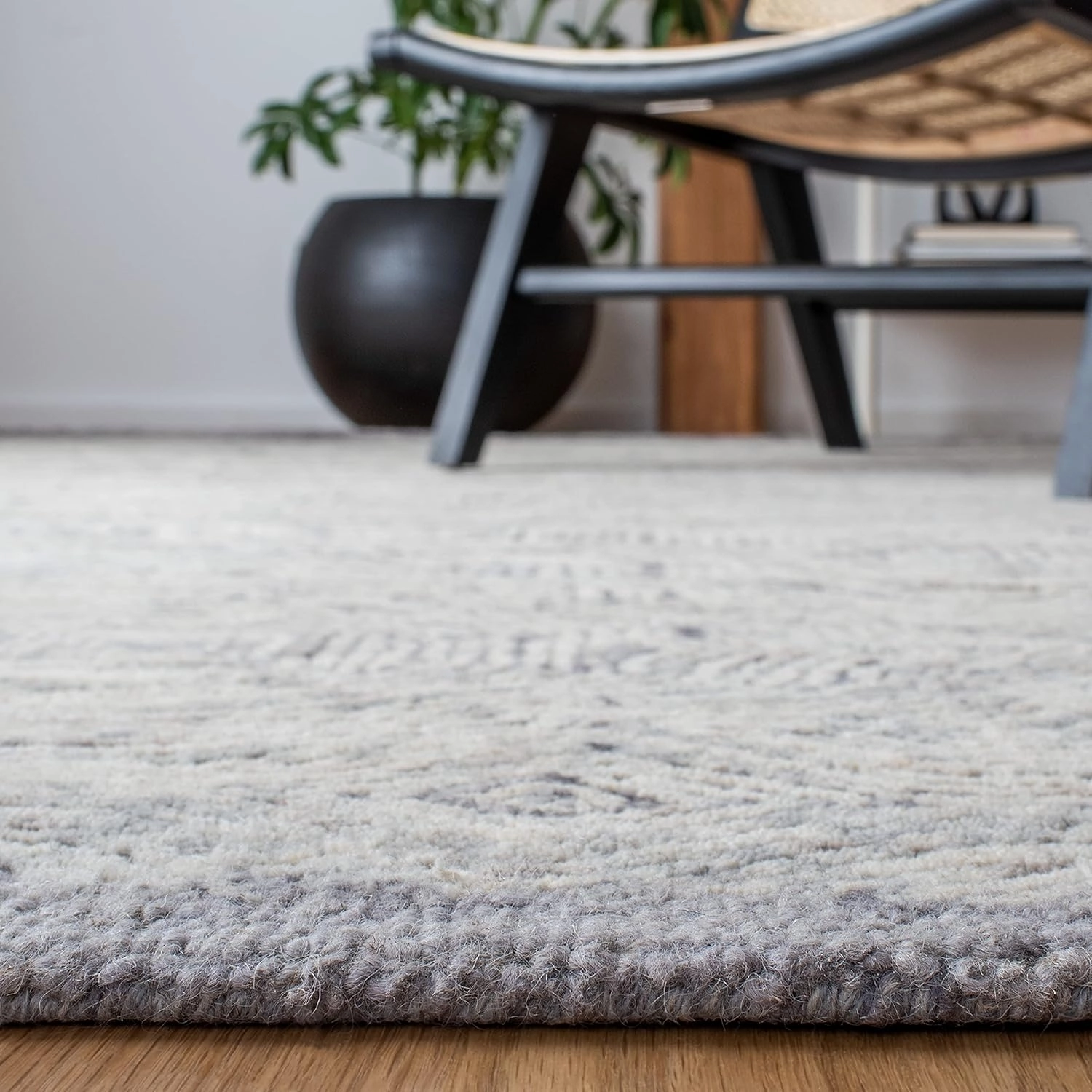 SAFAVIEH Ikat Collection Area Rug - 9' x 12', Silver, Handmade Wool, Ideal for High Traffic Areas in Living Room, Bedroom (IKT506G)
